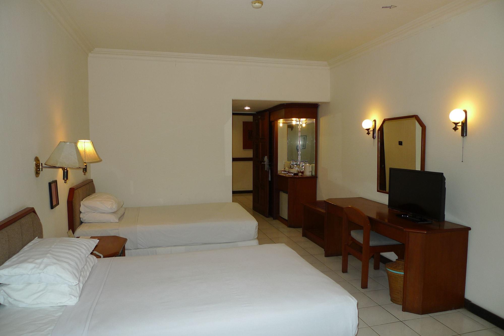 Lombok Raya Hotel Матарам Экстерьер фото