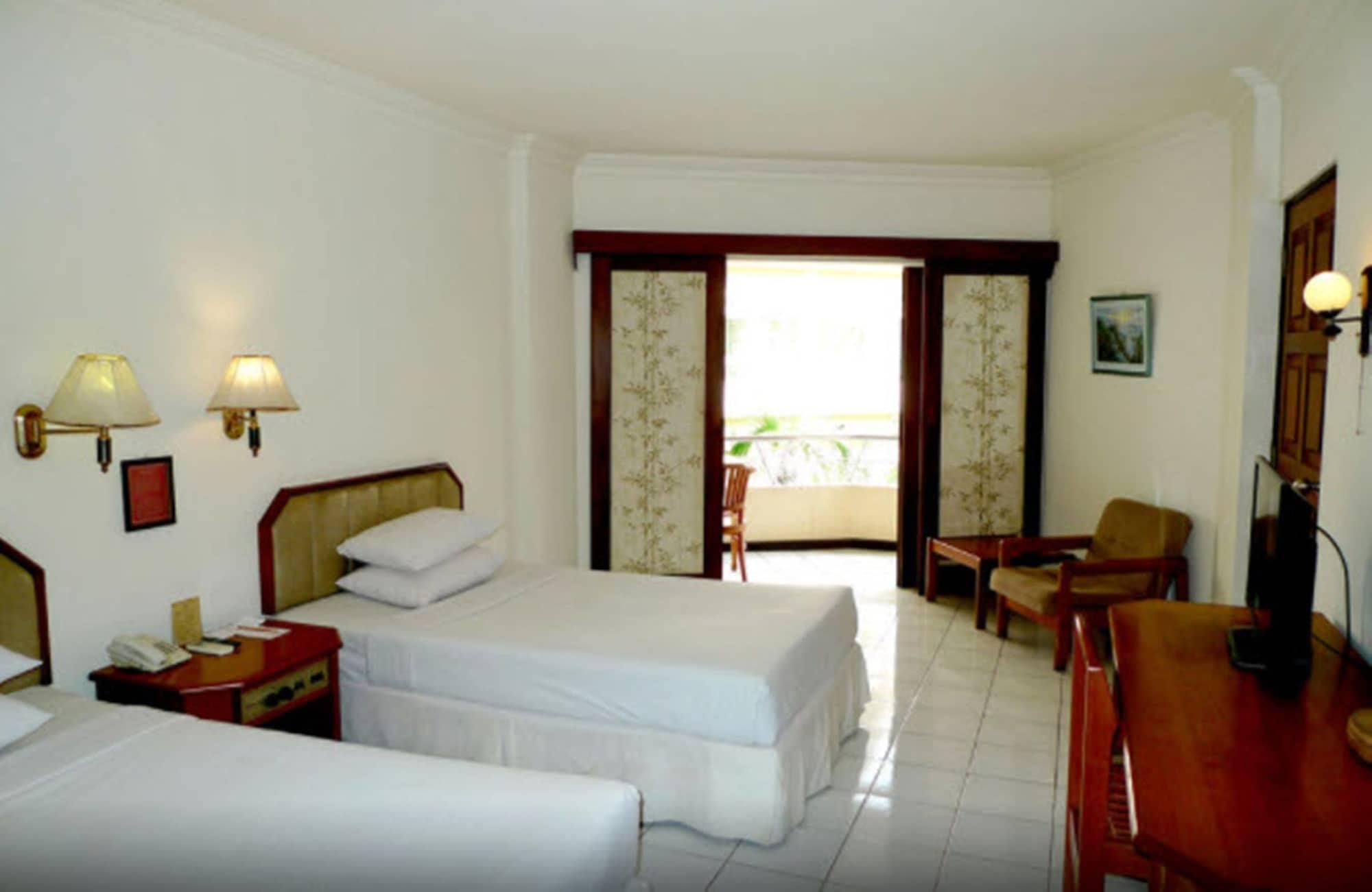 Lombok Raya Hotel Матарам Экстерьер фото