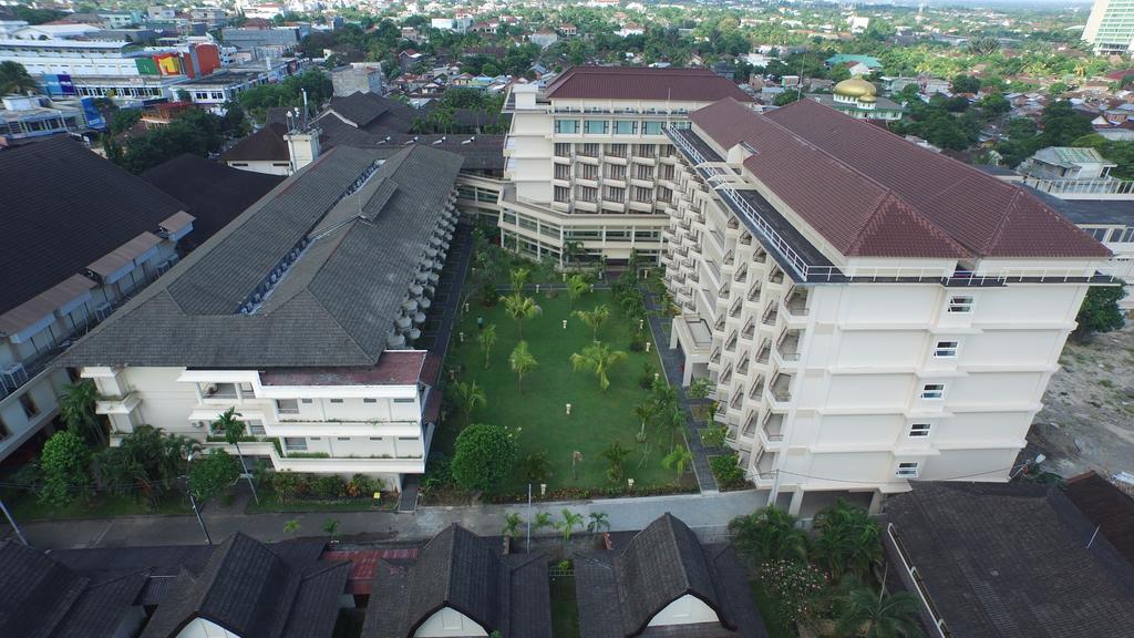 Lombok Raya Hotel Матарам Экстерьер фото